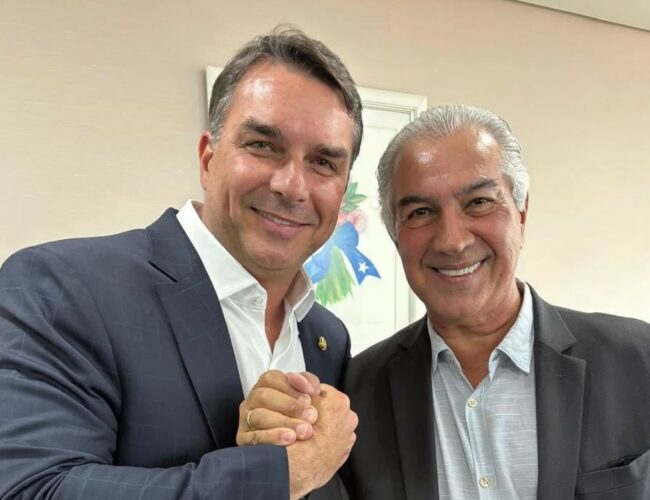 Flávio Bolsonaro confirma apoio à pré-candidatura de Reinaldo Azambuja ao Senado e diz que segunda vaga será definida por pesquisa