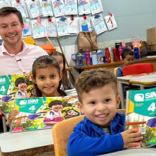 Prefeito Lucas Foroni anuncia investimento de 2,8 milhões em apostilas para mais de 5,5 mil alunos da rede municipal