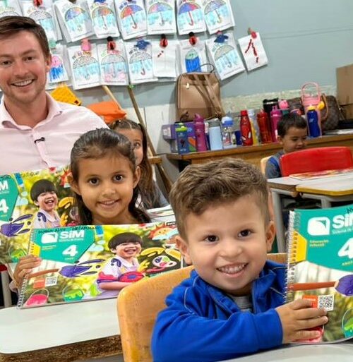 Prefeito Lucas Foroni anuncia investimento de 2,8 milhões em apostilas para mais de 5,5 mil alunos da rede municipal