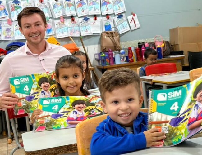 Prefeito Lucas Foroni anuncia investimento de 2,8 milhões em apostilas para mais de 5,5 mil alunos da rede municipal