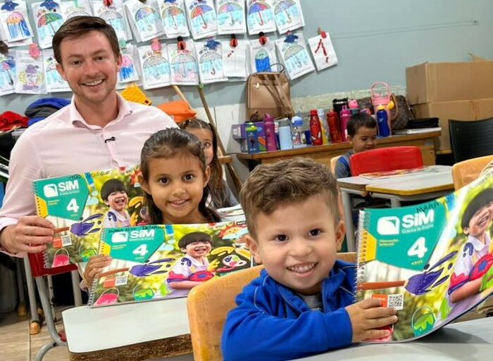 Prefeito Lucas Foroni anuncia investimento de 2,8 milhões em apostilas para mais de 5,5 mil alunos da rede municipal