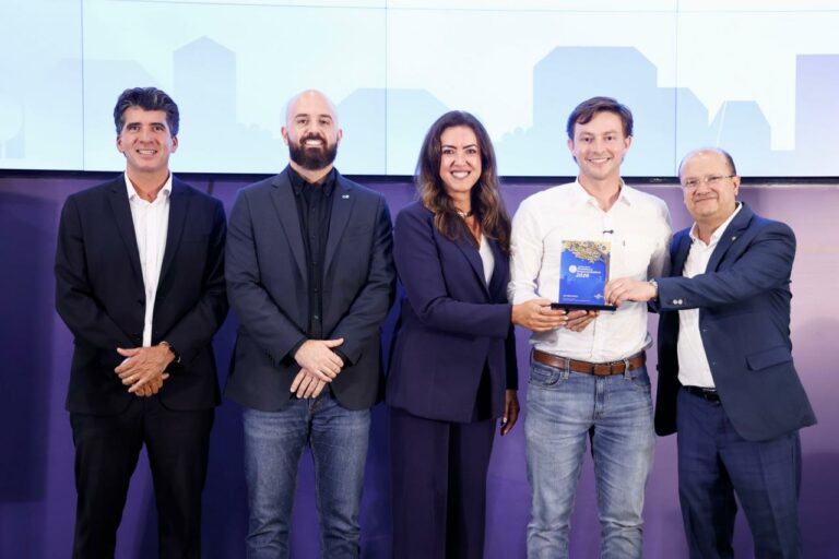 Prefeito Lucas Foroni recebe Prêmio Prefeitura Empreendedora e transforma educação com tecnologia
